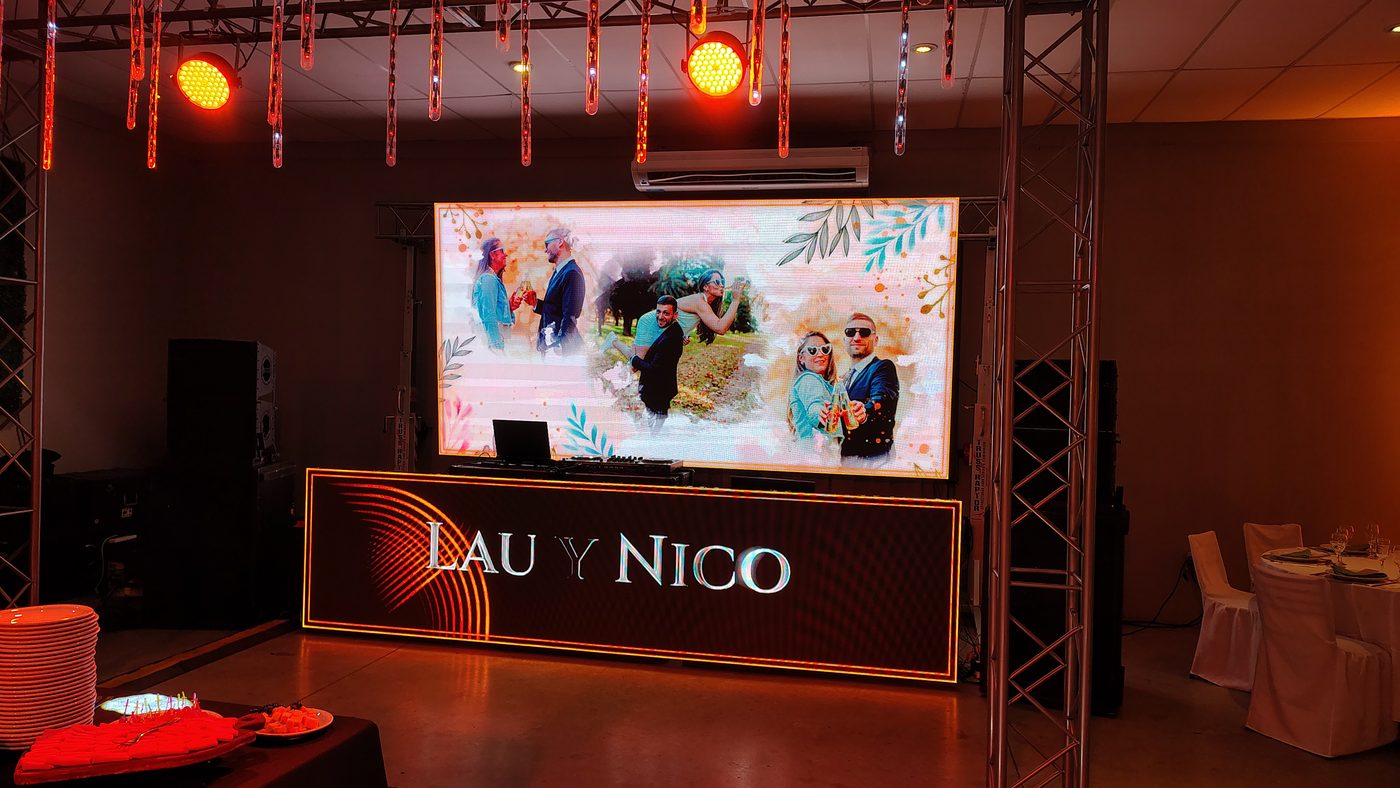 Setup Premium 12m² — Lau y Nico, boda con pantalla principal y frente cabina
