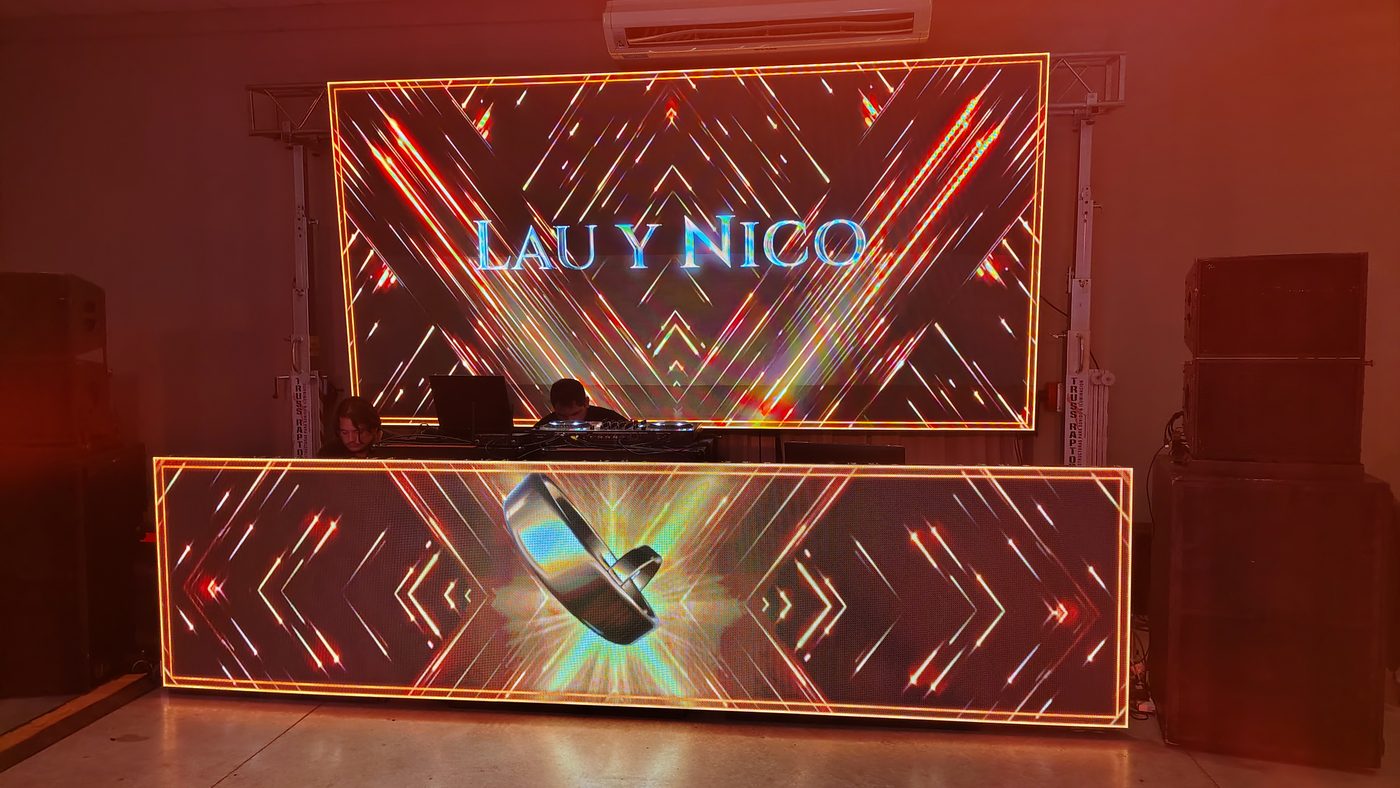 Setup Premium 12m² — Lau y Nico, pantalla LED en boda